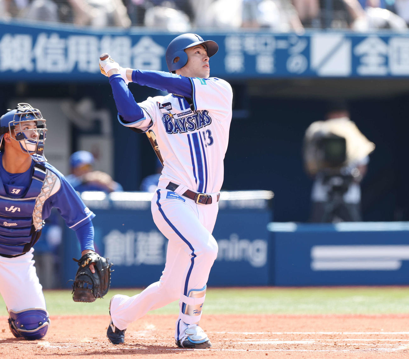 DeNA対中日　2回裏DeNA2死一塁、2点本塁打を放つ中川颯（撮影・宮地輝）