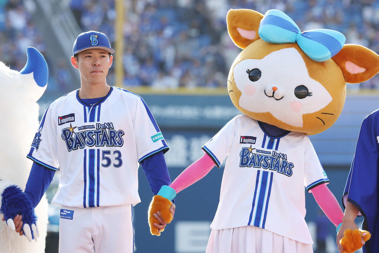 DeNA対中日　DB．キララ（右）と手をつなぐDeNA中川颯（撮影・宮地輝）