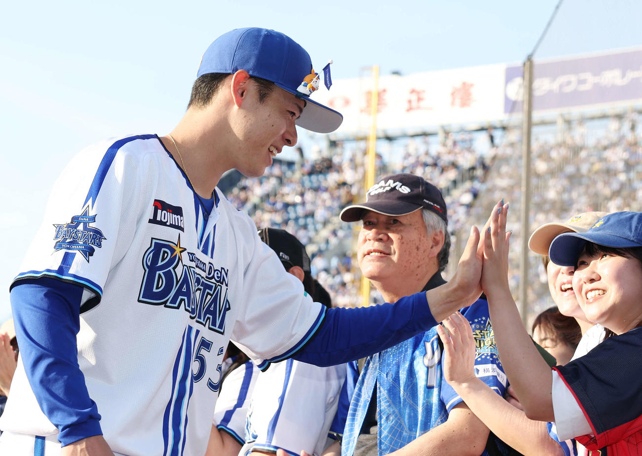 DeNA対中日　笑顔でファンとタッチを交わすDeNA中川颯（撮影・宮地輝）