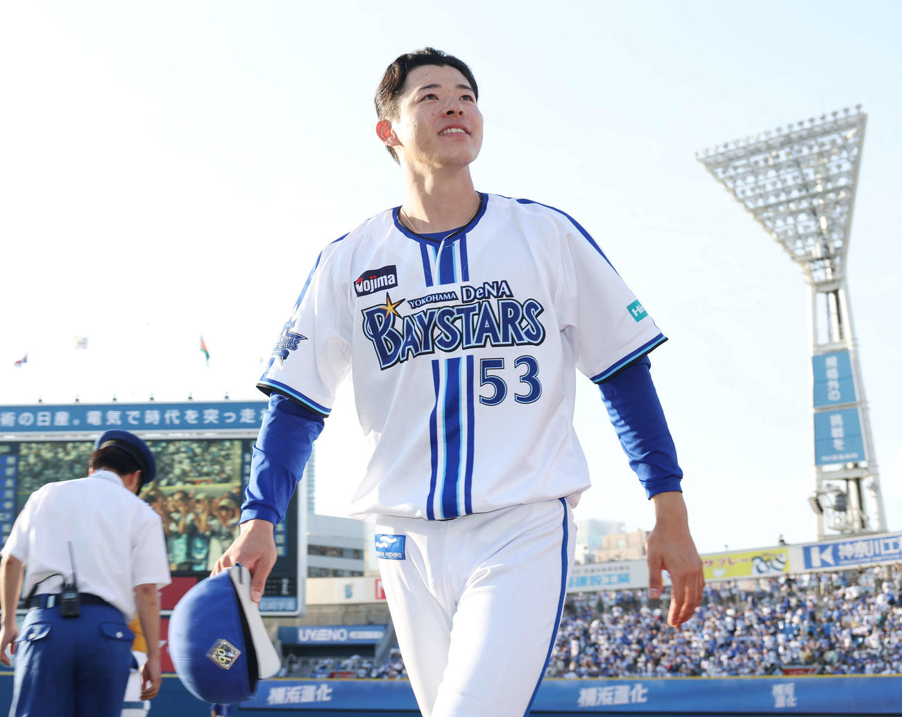 DeNA対中日　笑顔でスタンドを見つめるDeNA中川颯（撮影・宮地輝）