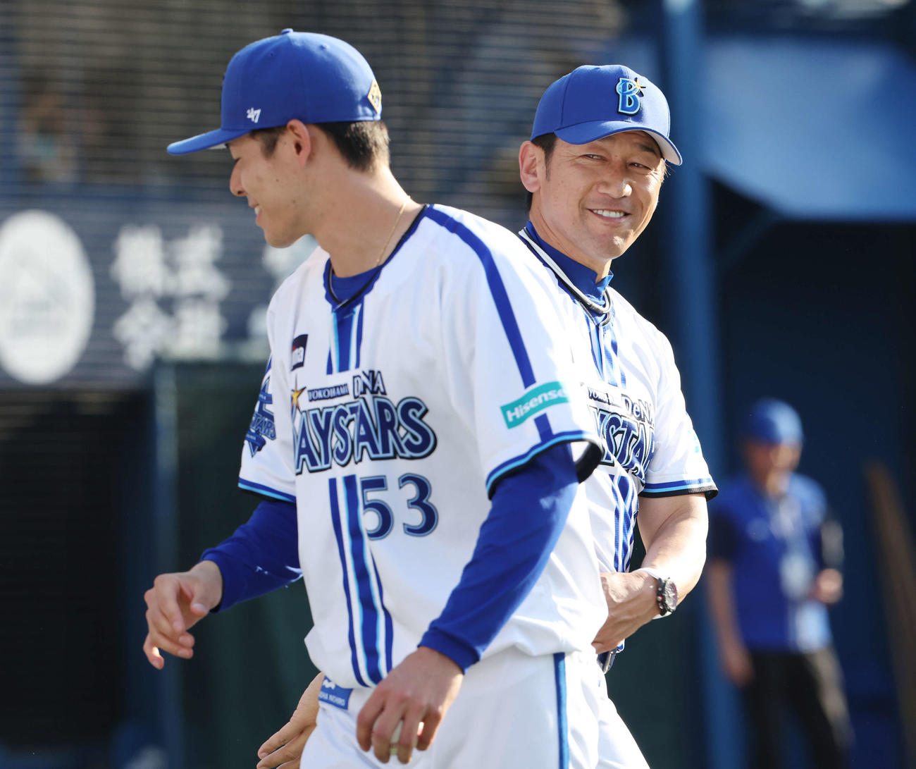 DeNA対中日　DeNA中川颯（左）を笑顔でねぎらう三浦監督（撮影・宮地輝）