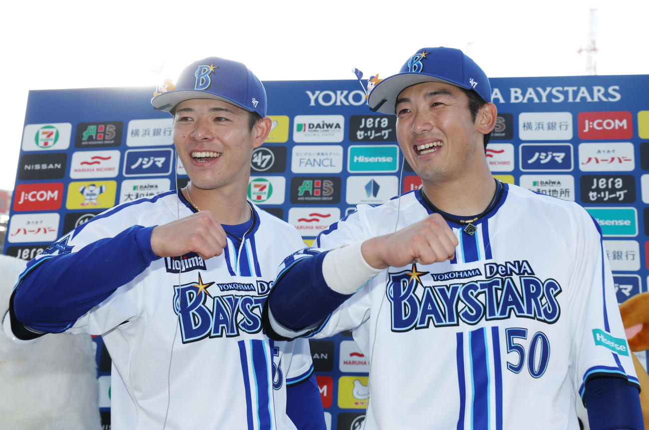 DeNA対中日　笑顔でポーズをとるDeNA中川颯（左）と山本（撮影・宮地輝）