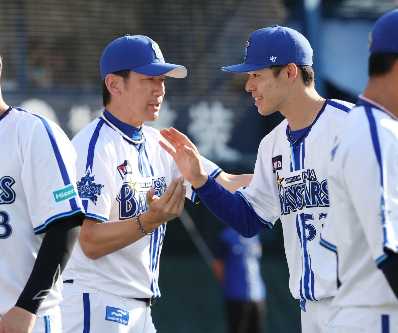 DeNA対中日　勝利のタッチを交わすDeNA三浦監督（左）と中川颯（撮影・宮地輝）