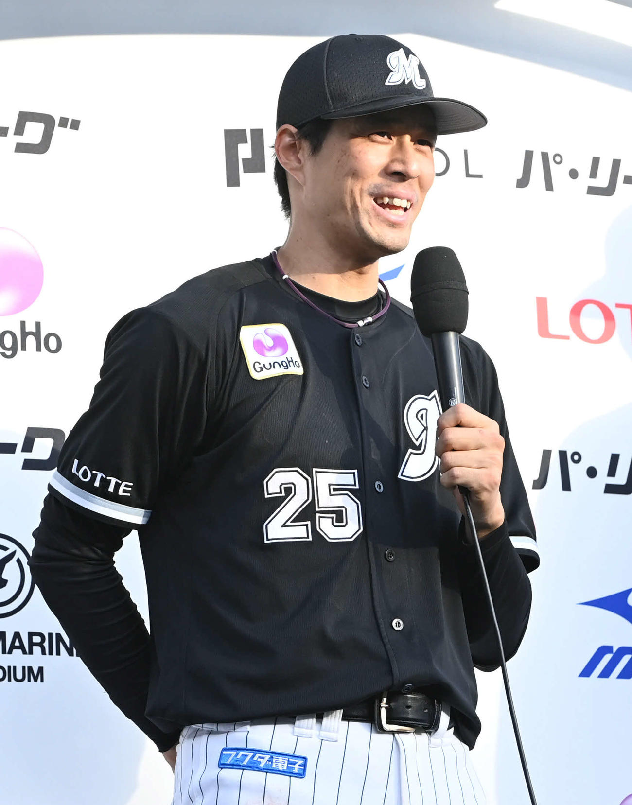 ロッテ対日本ハム　ヒーローインタビューに答えるロッテ岡（撮影・山崎安昭）