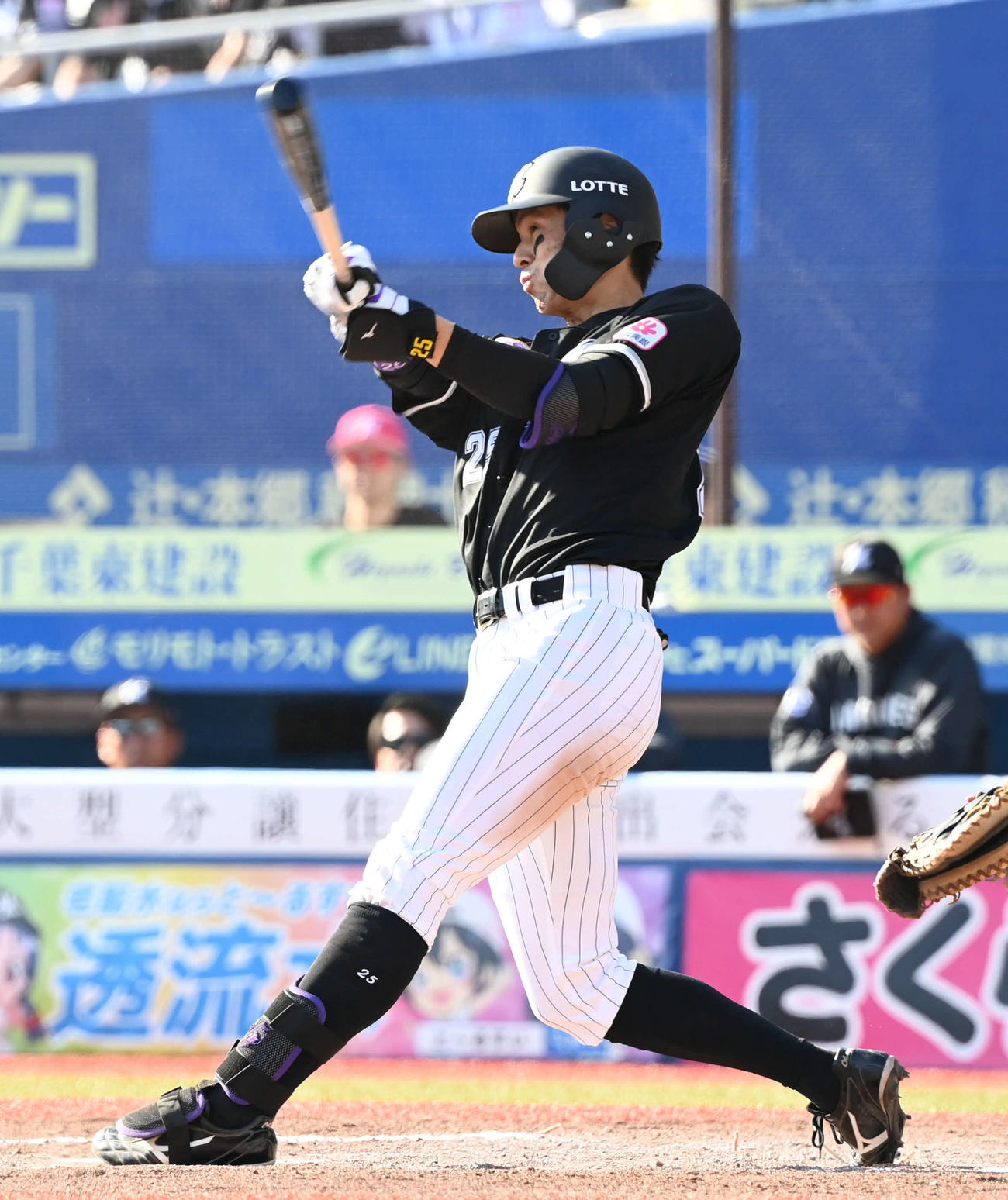 ロッテ対日本ハム　6回裏ロッテ2死二塁、岡は左前打を放つ（撮影・山崎安昭）
