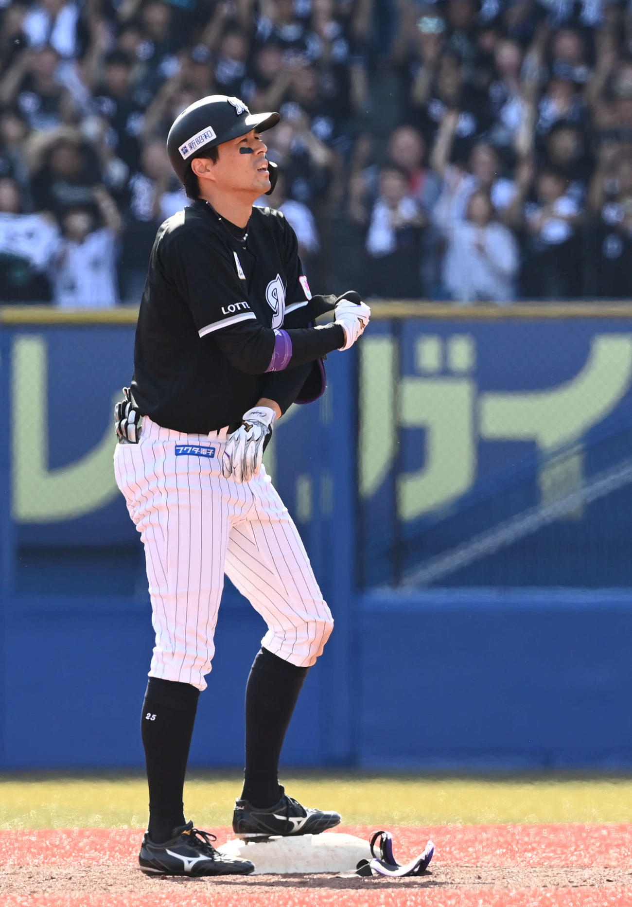 ロッテ対日本ハム　5回裏ロッテ1死二塁、適時二塁打を放った岡は肘当てを外す（撮影・山崎安昭）