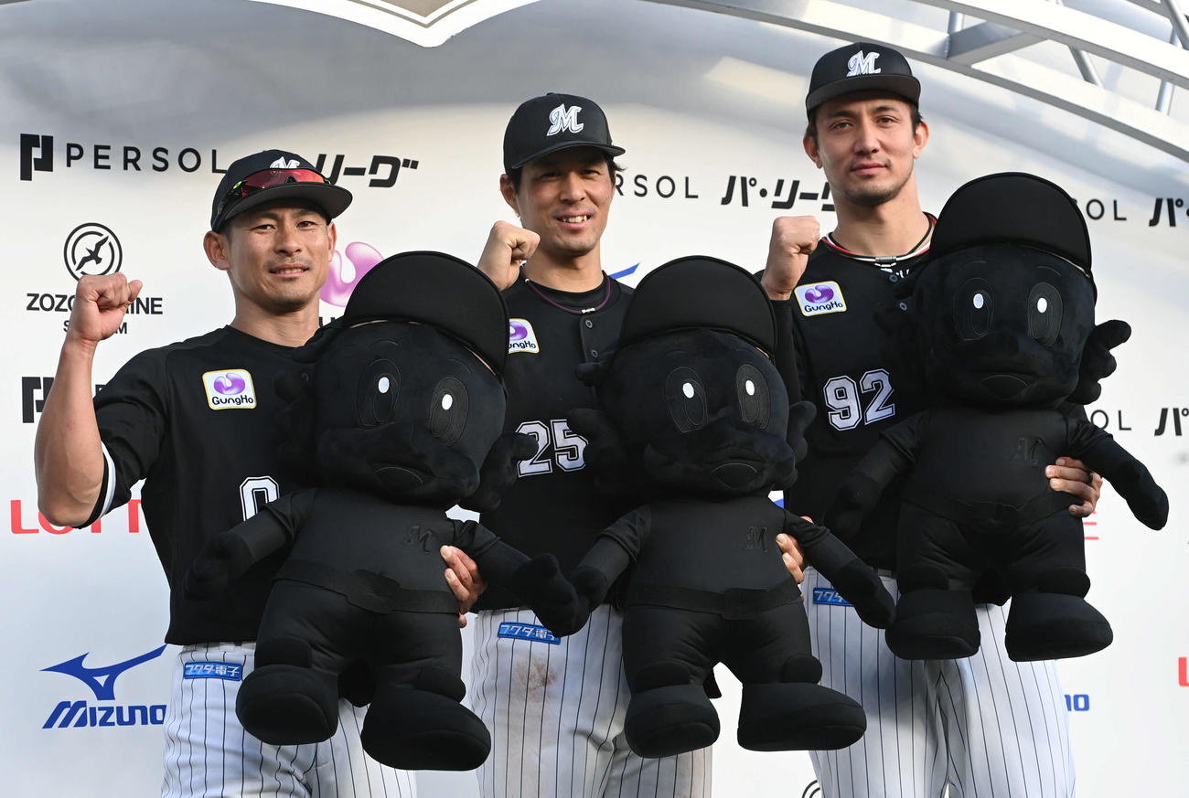 ロッテ対日本ハム　お立ち台で黒塗りの人形を手に笑顔を見せるロッテ荻野（左）岡（中央）国吉（撮影・山崎安昭）