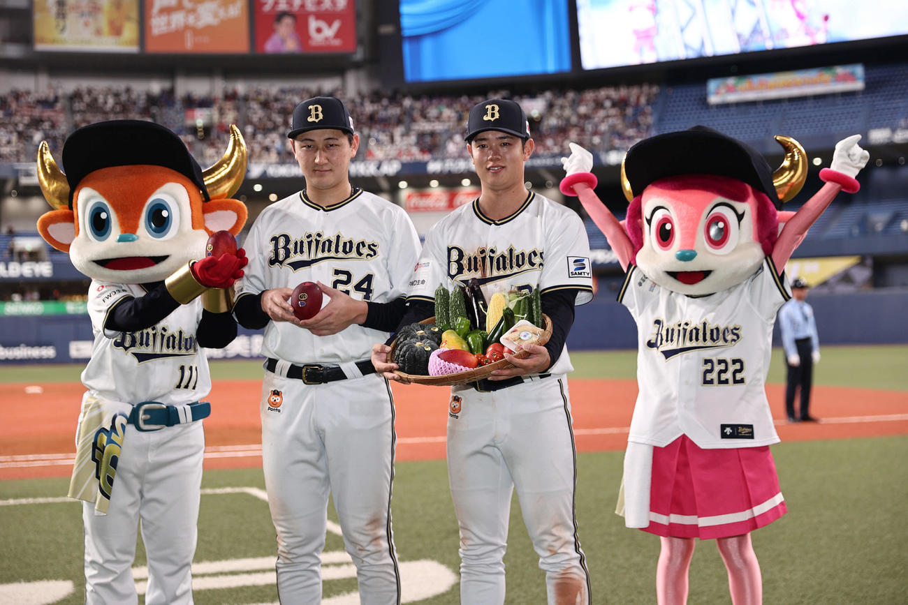 オリックス対楽天　ヒーローインタビューを終えた紅林（左）と太田はキャンプ地宮崎の名産品を手に笑顔（撮影・西尾就之）