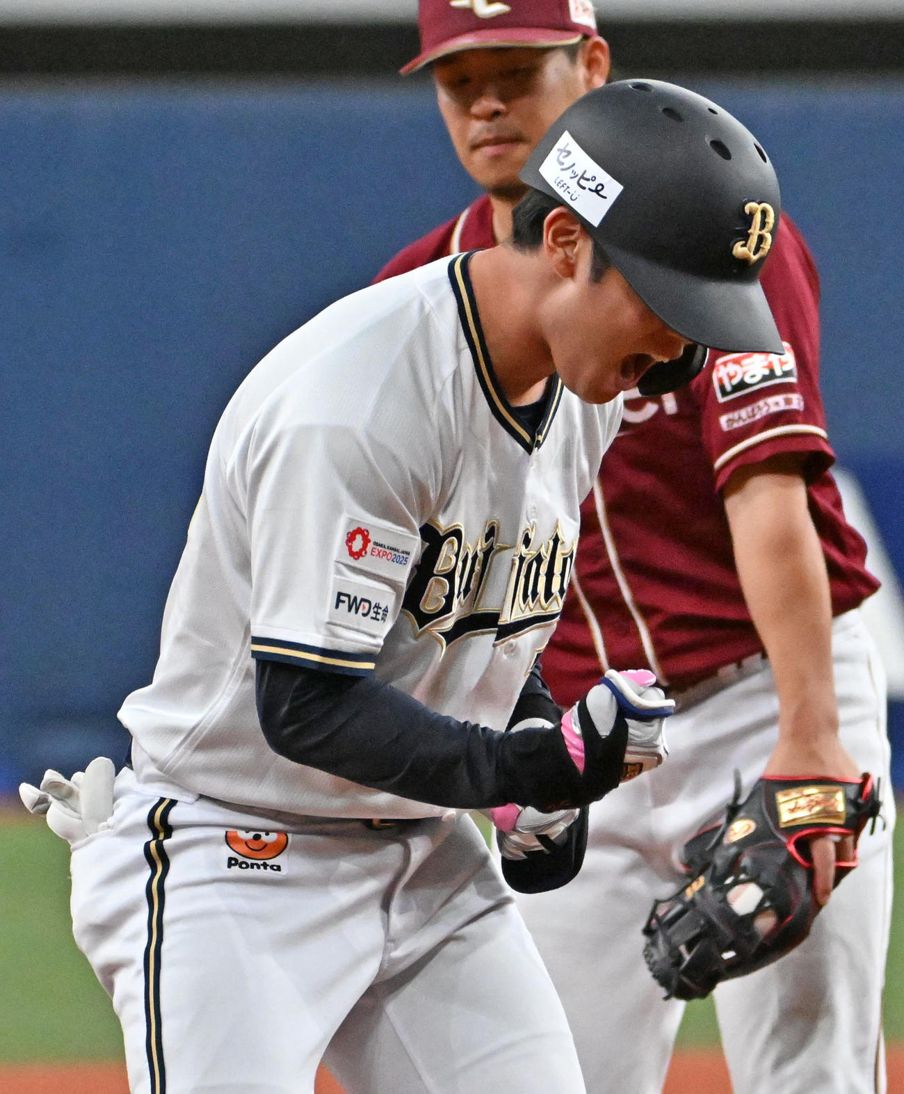 オリックス対楽天　1回裏オリックス2死一、三塁、太田は右中間に適時三塁打を放ちガッツポーズをする（撮影・石井愛子）
