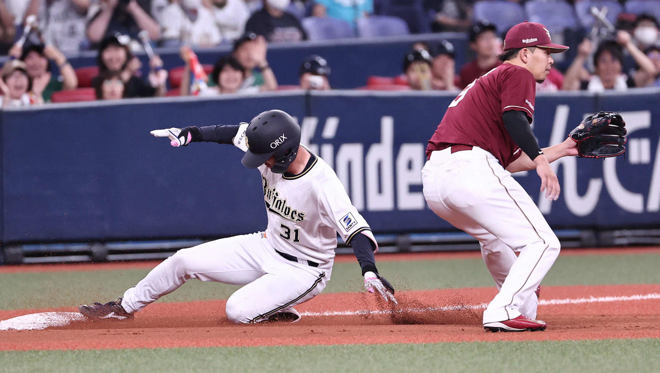 オリックス対楽天　1回裏オリックス2死一、三塁、太田は右中間に適時三塁打を放ち、三塁へ滑り込む。野手浅村（撮影・西尾就之）
