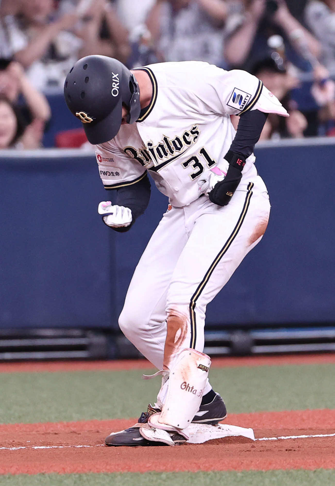 オリックス対楽天　1回裏オリックス2死一、三塁、太田は右中間に適時三塁打を放ち、三塁でガッツポーズ（撮影・西尾就之）