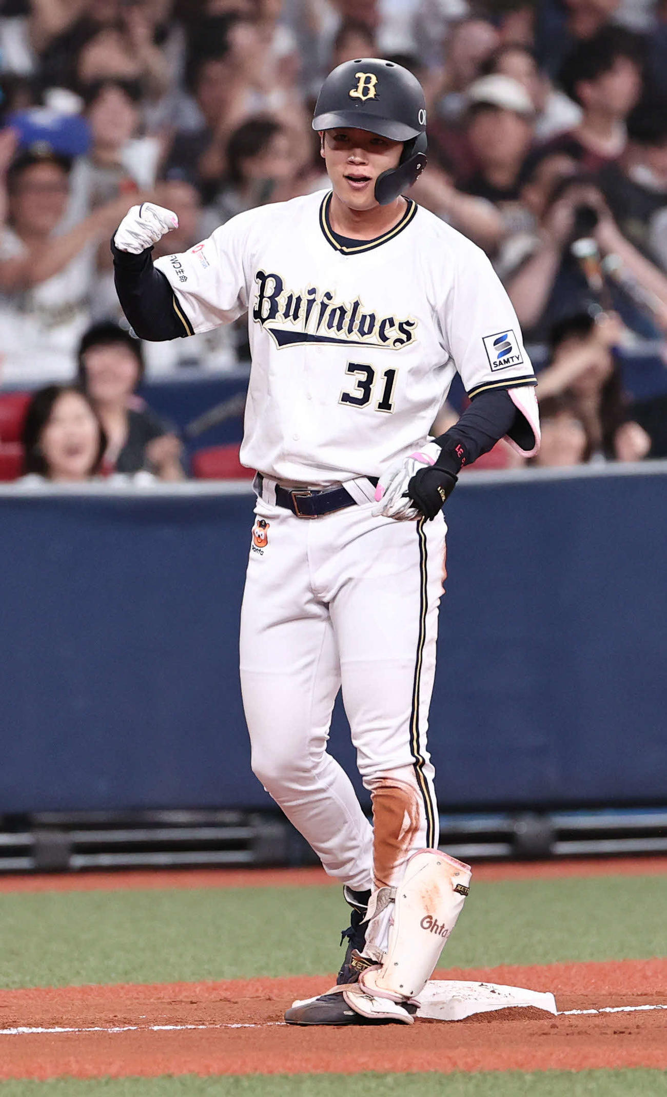オリックス対楽天　1回裏オリックス2死一、三塁、太田は右中間に逆転2点適時三塁打を放ちガッツポーズ（撮影・西尾就之）