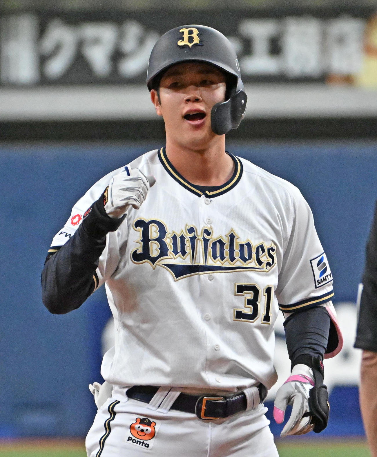 オリックス対楽天　1回裏オリックス2死一、三塁、太田は右中間に適時三塁打を放ちガッツポーズをする（撮影・石井愛子）