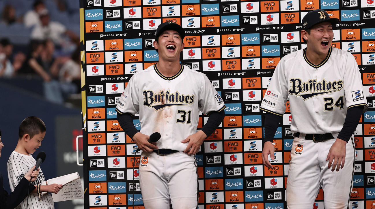 オリックス対楽天　お立ち台で子どもの質問に爆笑するオリックス太田（左）と紅林（撮影・西尾就之）