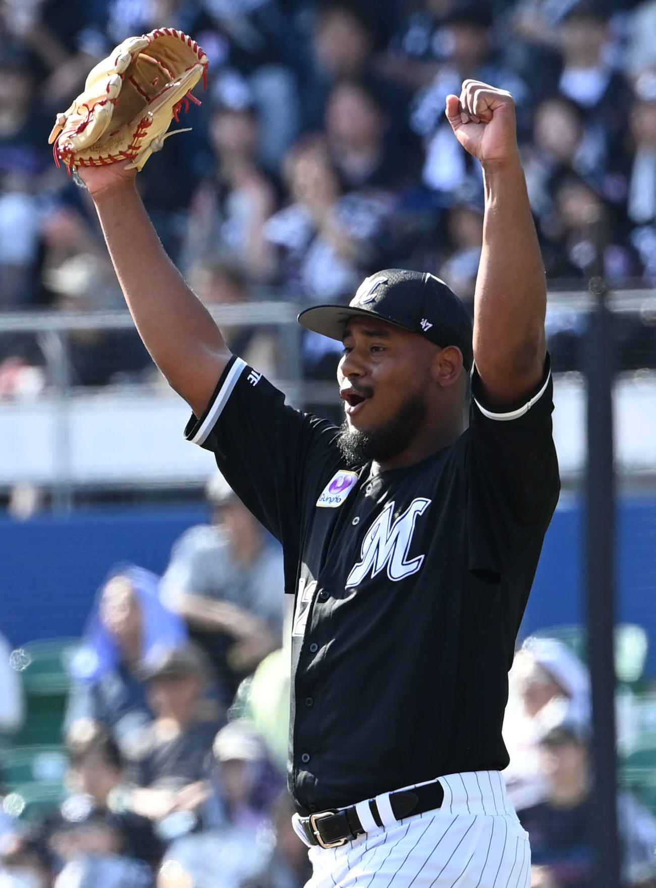 ロッテ対日本ハム　5回表日本ハム1死、メルセデスは石川慎が郡司の左飛を好捕しガッツポーズ（撮影・山崎安昭）