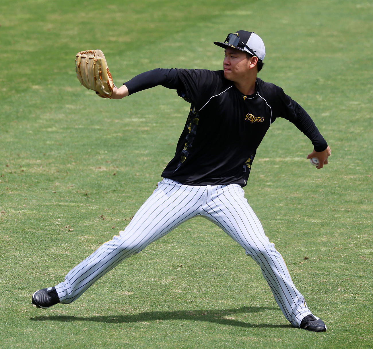 阪神対ヤクルト　練習でキャッチボールする及川（撮影・加藤哉）