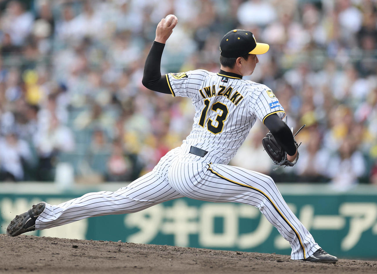 阪神対ヤクルト　力投する阪神5番手の岩崎（撮影・前田充）