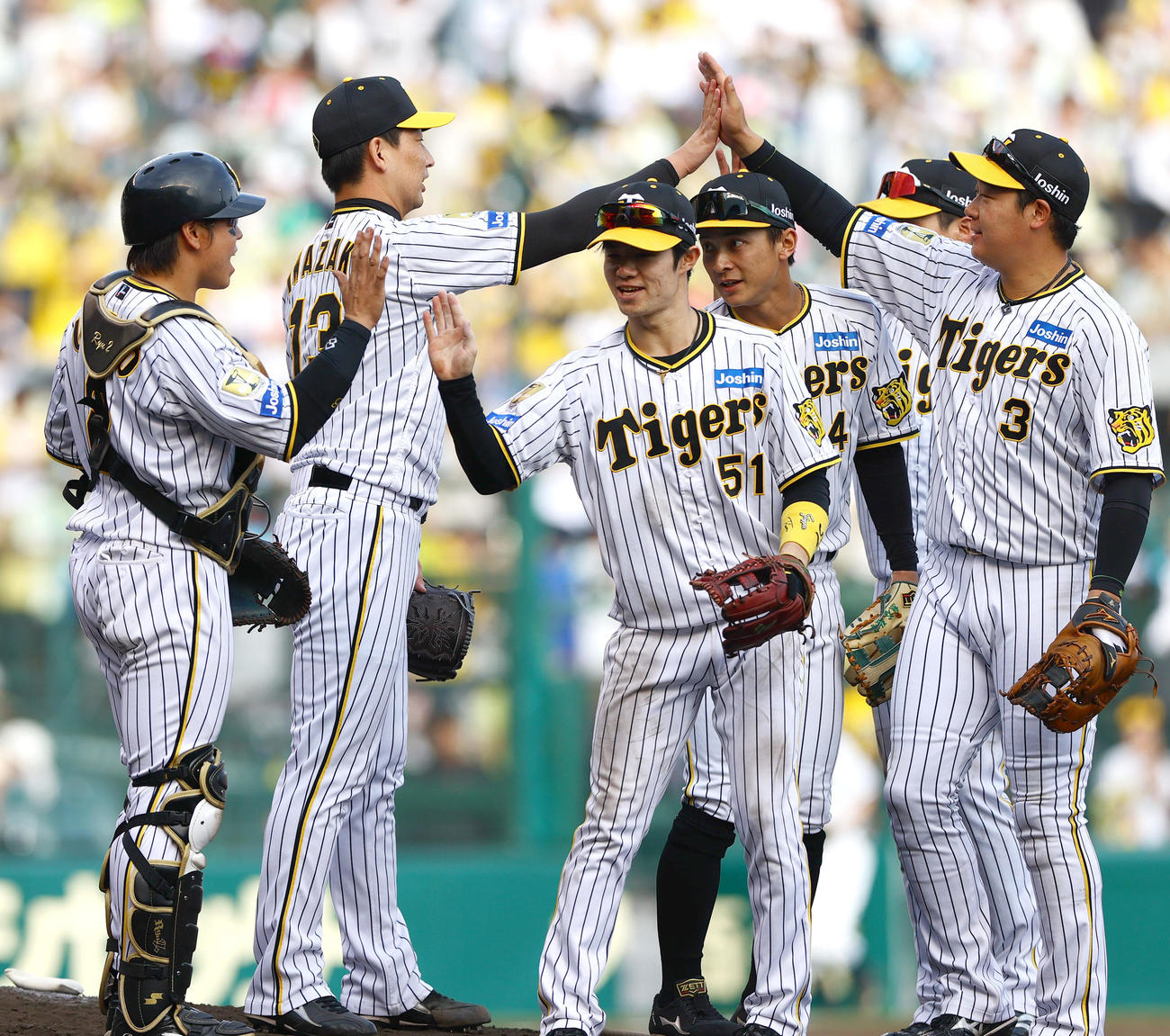 阪神対ヤクルト　試合を締めた阪神岩崎（左から2人目）は大山（右）らとタッチをかわす（撮影・上山淳一）