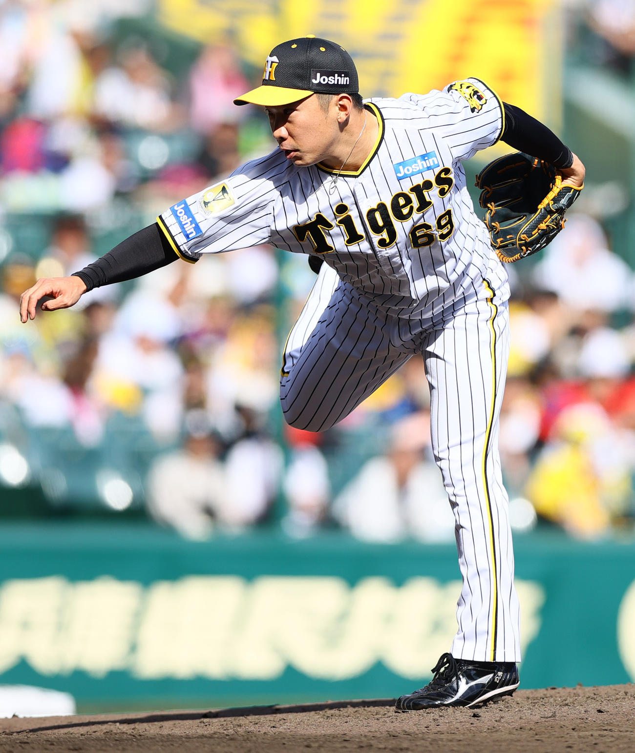 阪神対ヤクルト　7回表、阪神3番手で登板の石井（撮影・上山淳一）