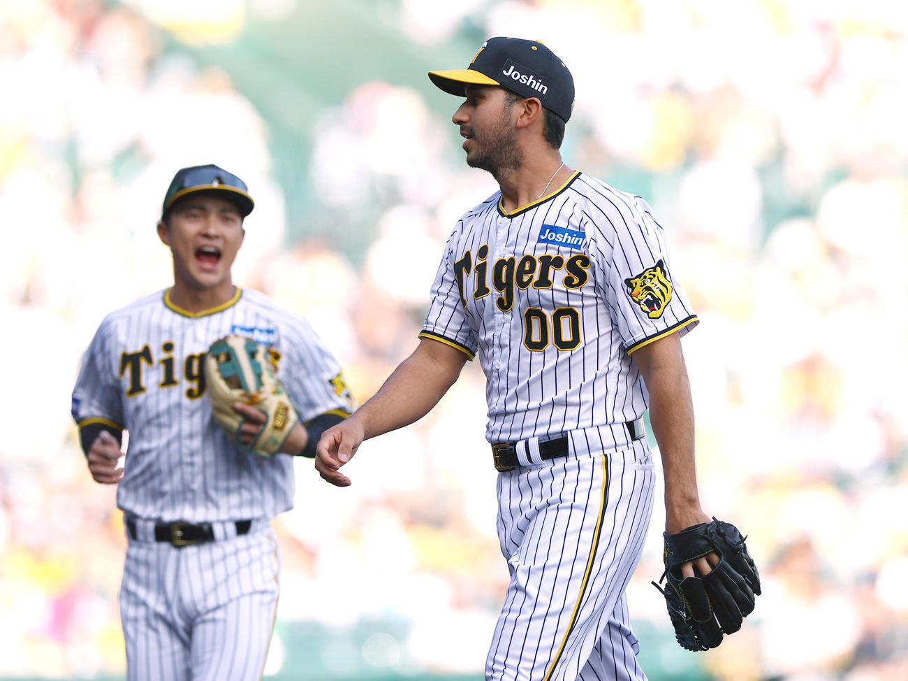 阪神対ヤクルト　8回に登板の阪神ゲラ（手前）は無失点に終える（撮影・上山淳一）