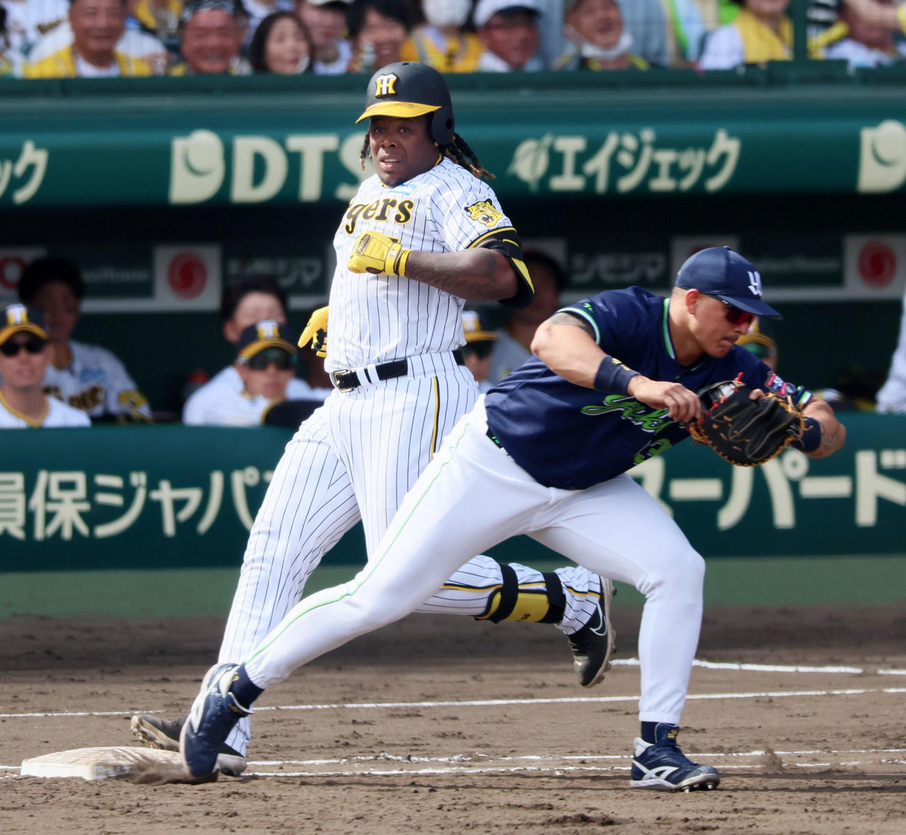 阪神対ヤクルト　5回裏阪神1死一塁、代打ミエセスは三ゴロ併殺に終わる。一塁手はオスナ（撮影・加藤哉）