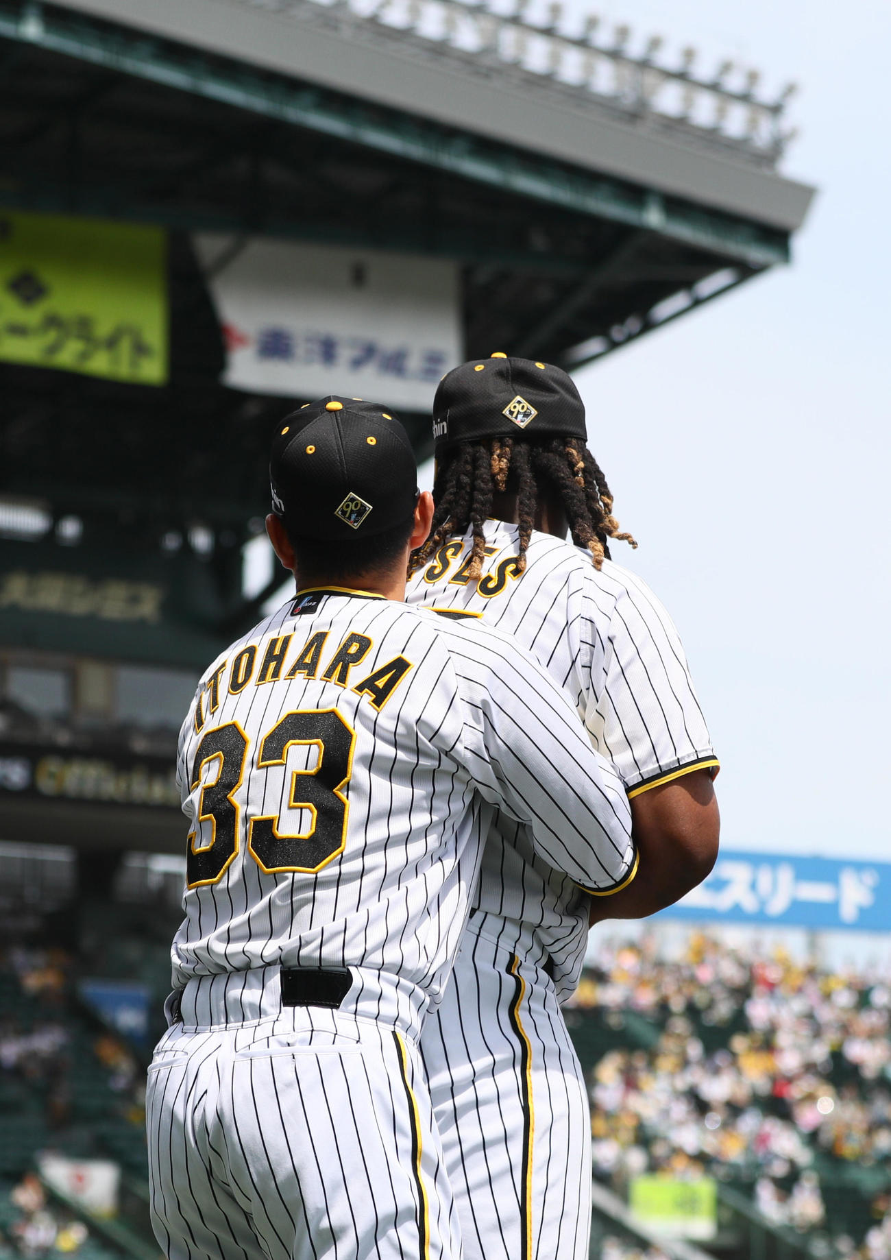 阪神対ヤクルト　試合前、阪神ミエセスに抱きつく糸原（撮影・上山淳一）