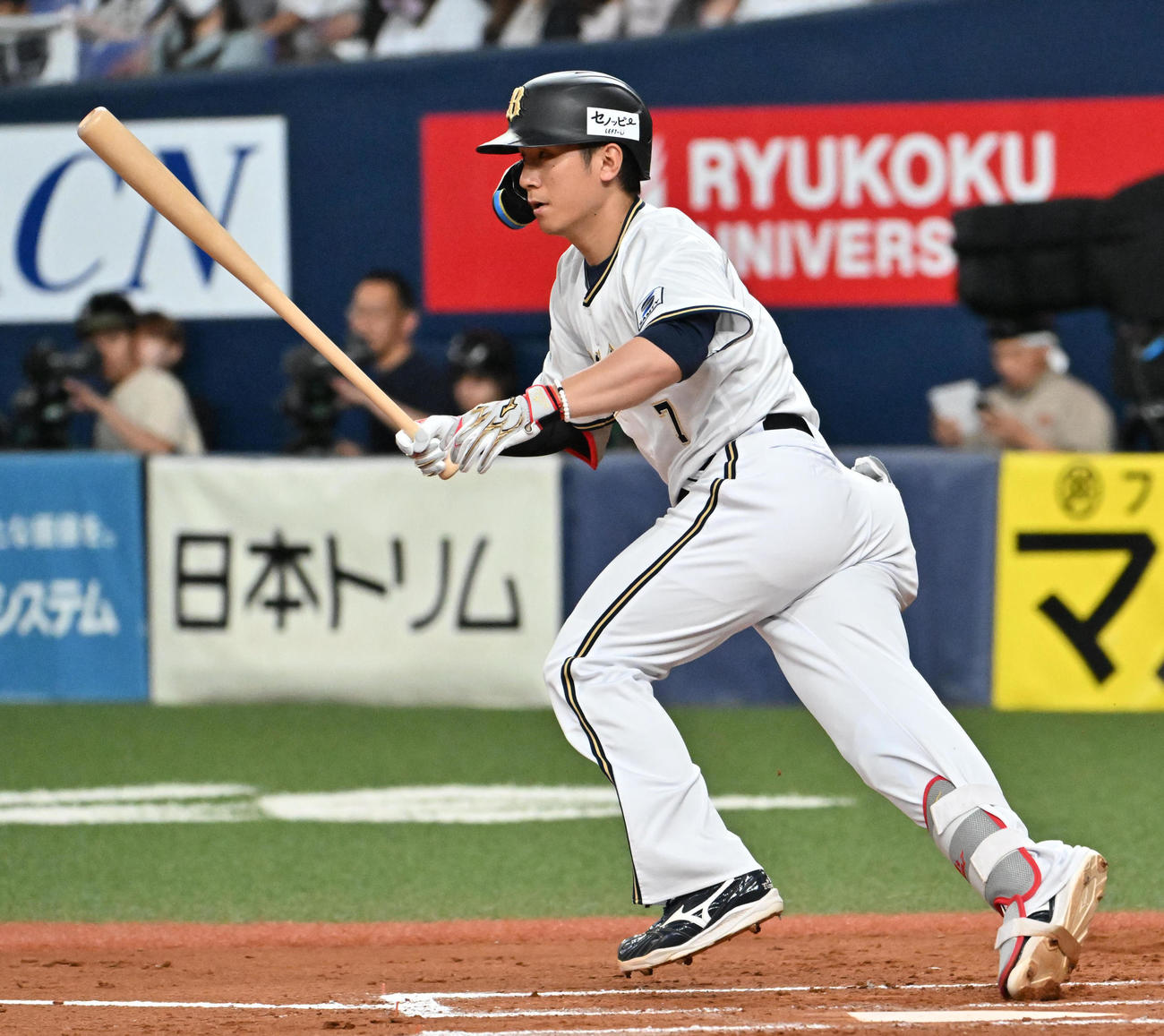オリックス対楽天　6回裏オリックス1死一、三塁、西川は左前適時打を放つ（撮影・石井愛子）
