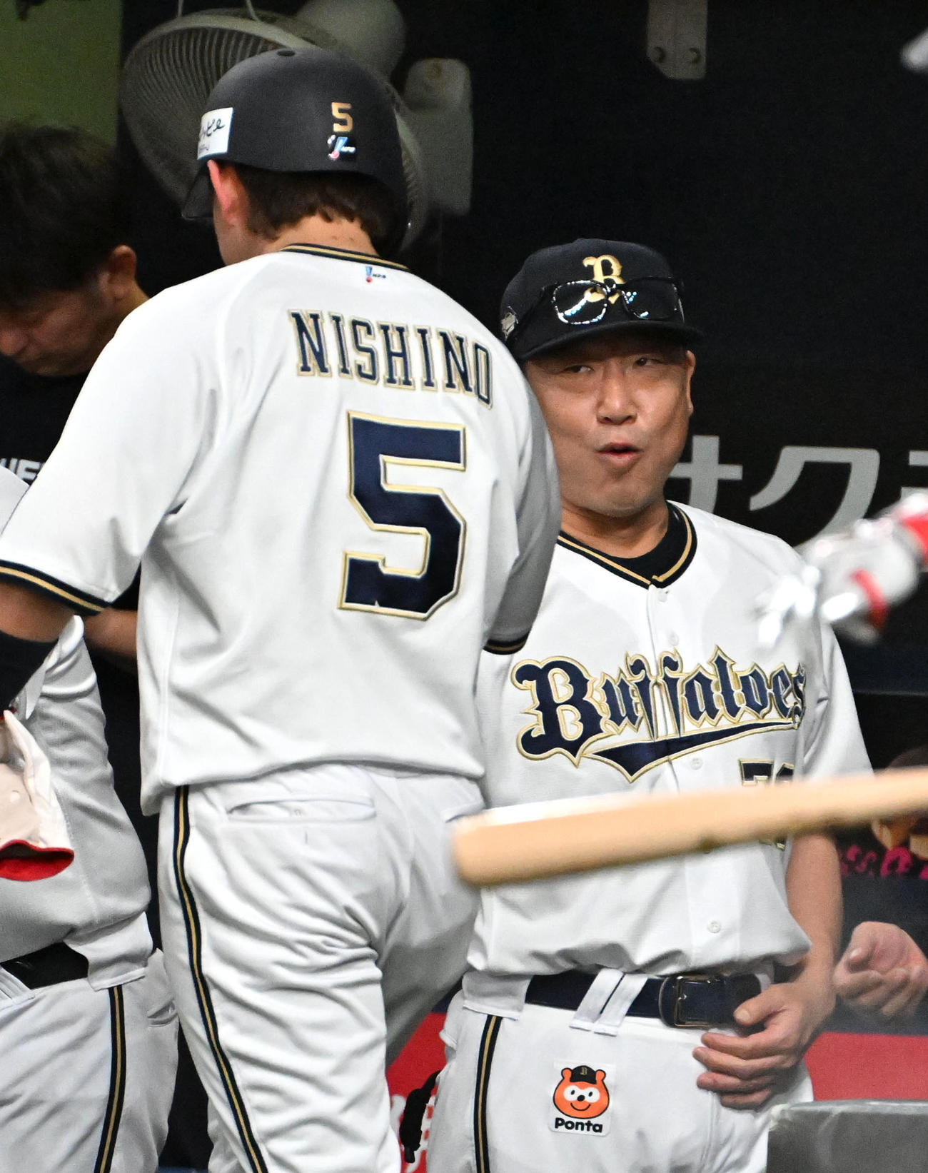 オリックス対楽天　6回裏オリックス1死一、三塁、西川の適時打で生還した西野（左）を迎える中嶋監督（撮影・石井愛子）