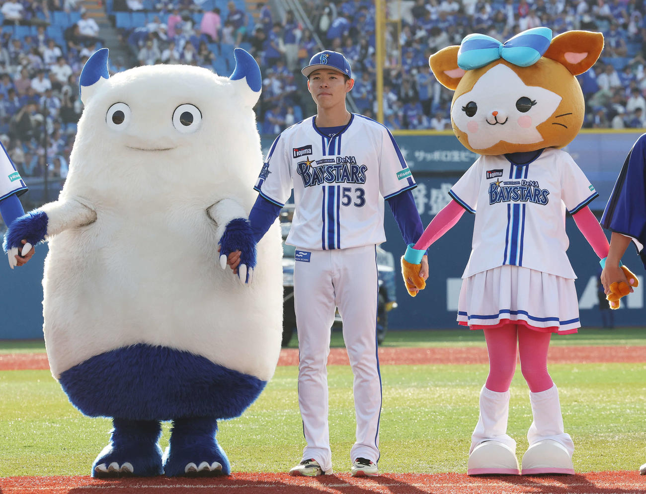 DeNA対中日　バート（左）とDB．キララ（右）と手をつなぐDeNA中川颯（撮影・宮地輝）