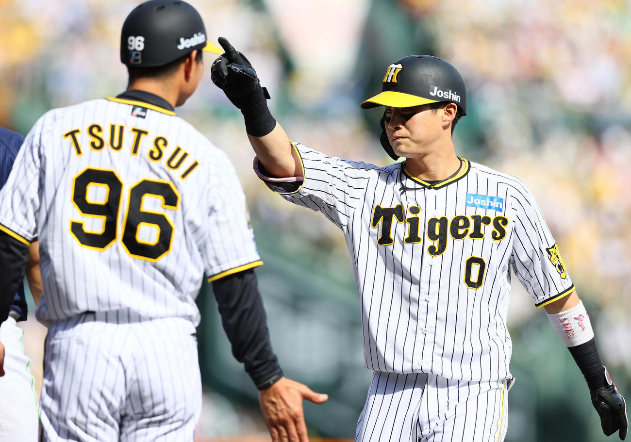 阪神対ヤクルト　5回裏阪神1死、木浪は（右）中前打を放ちベンチに向かってポーズを決める（撮影・上山淳一）