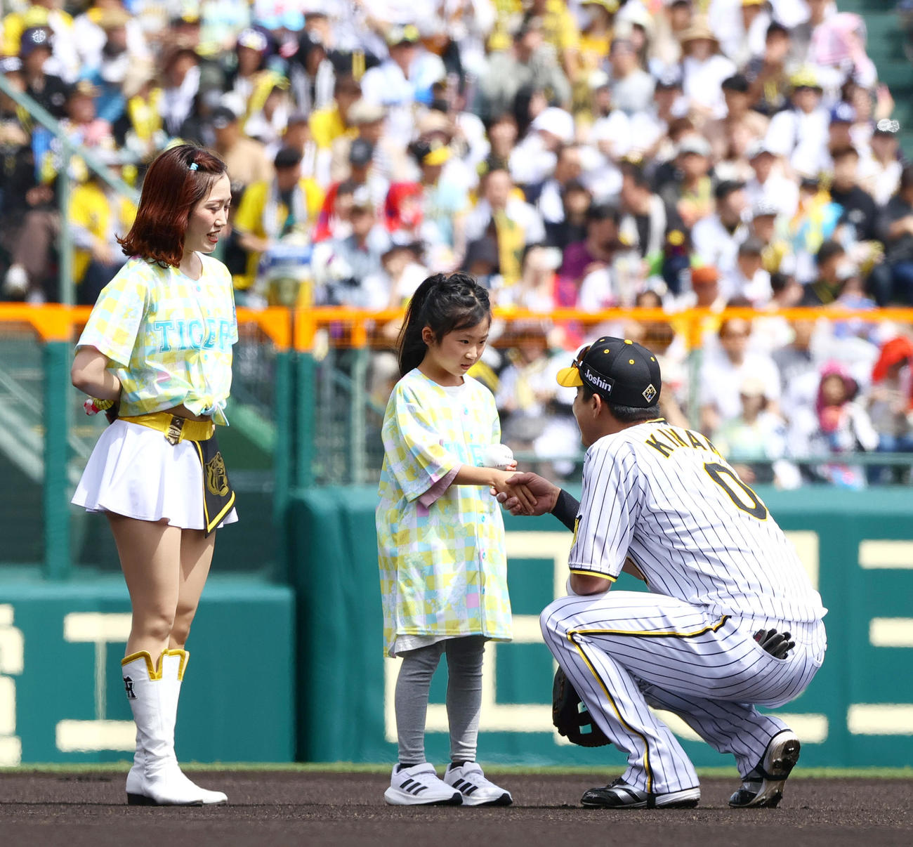 阪神対ヤクルト　「TORACO DAY」で子供とふれ合う阪神木浪（撮影・上山淳一）