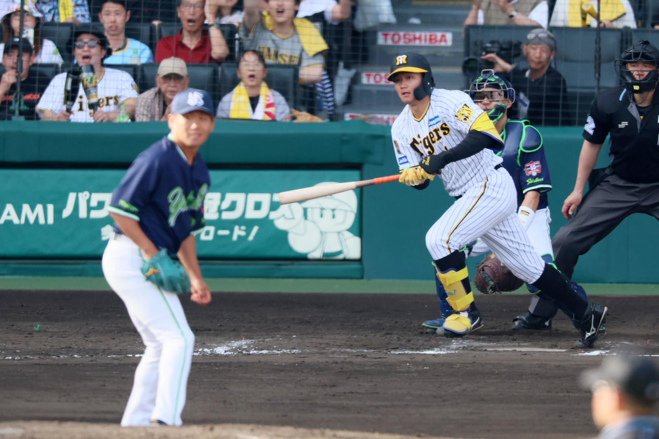 阪神対ヤクルト　8回裏阪神無死、代打森下は右前打を放つ。投手は田口（撮影・加藤哉）