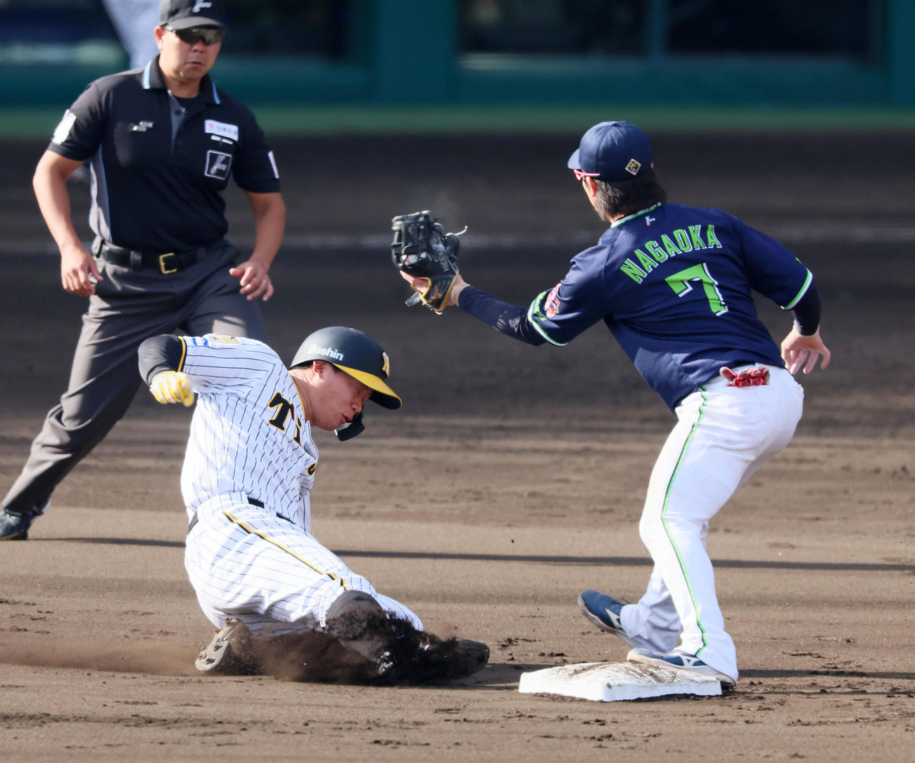 阪神対ヤクルト　8回裏阪神無死一塁、一塁走者森下は打者井上のとき二塁盗塁を決める。野手は長岡（撮影・加藤哉）