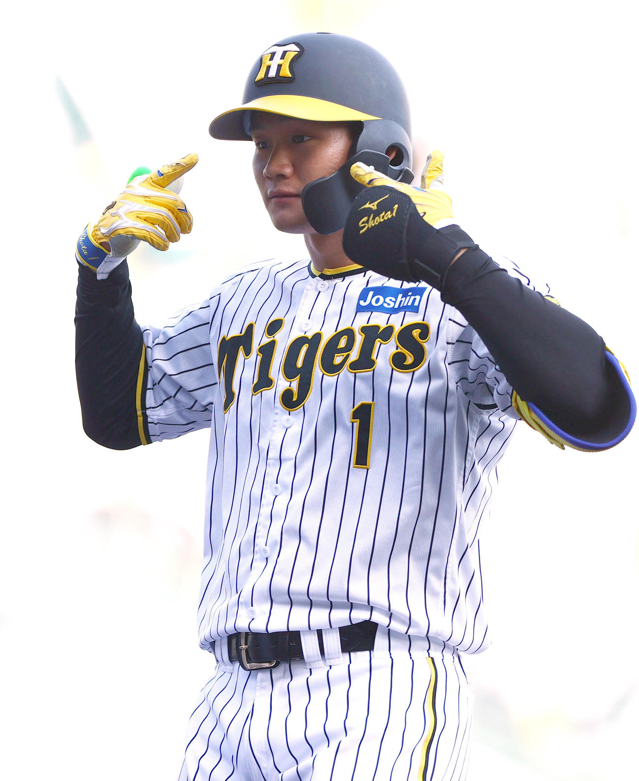 阪神対ヤクルト　8回裏阪神無死、代打森下は右前打を放ちベンチへ向かってポーズ（撮影・上山淳一）