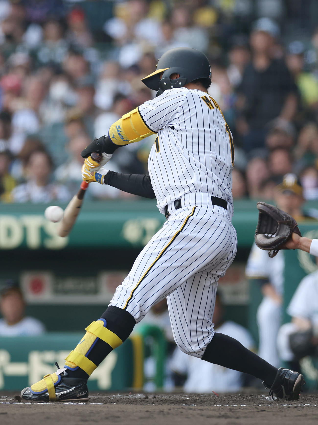 阪神対ヤクルト　8回裏阪神無死、右前打を放つ森下（撮影・前田充）