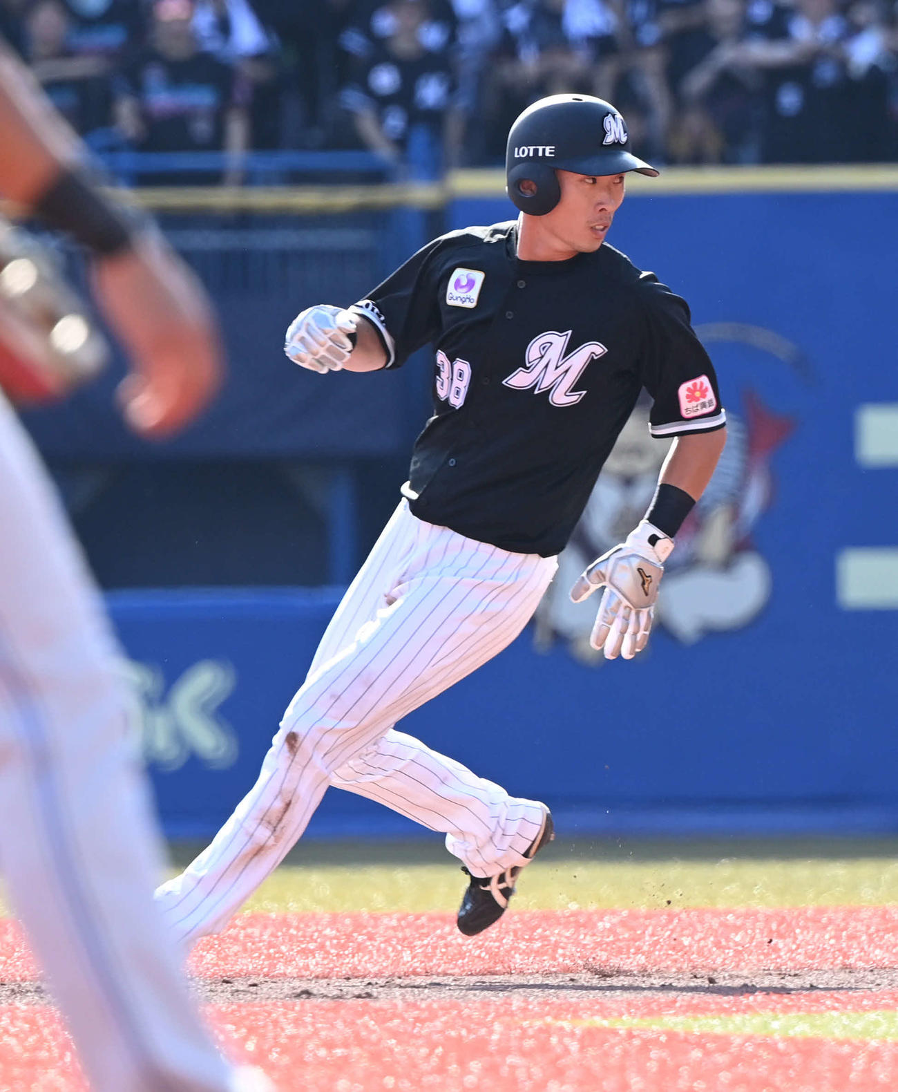 ロッテ対日本ハム　6回裏ロッテ1死一塁、代走高部は田村の二ゴロで二塁へ進塁（撮影・山崎安昭）