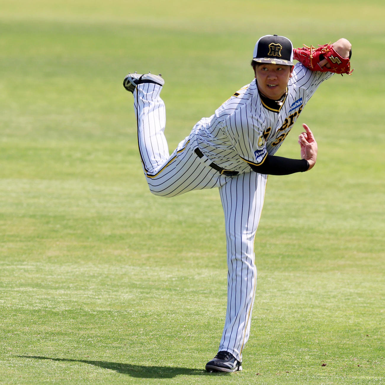 阪神対ヤクルト　キャッチボールで調整する才木（撮影・加藤哉）