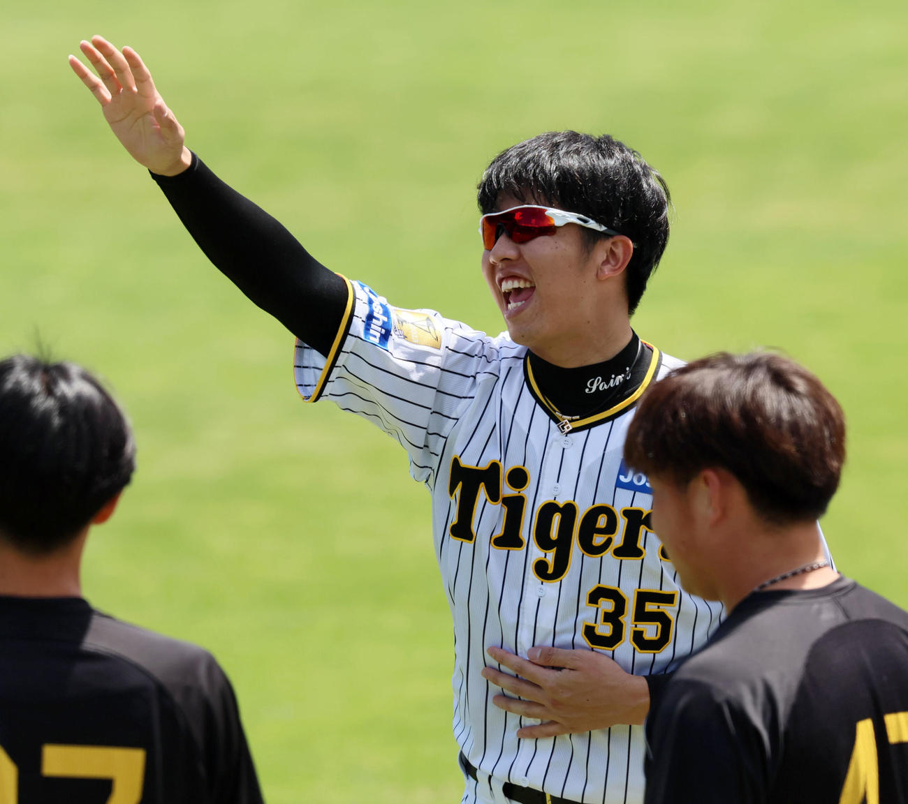 阪神対ヤクルト　練習時、元気よく手を挙げる才木（撮影・加藤哉）