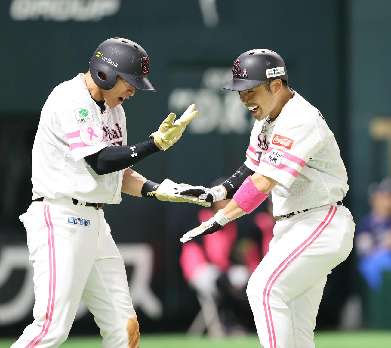 ソフトバンク対西武　8回裏ソフトバンク1死一塁、逆転2点本塁打を放ち柳田（左）とハイタッチする近藤（撮影・梅根麻紀）
