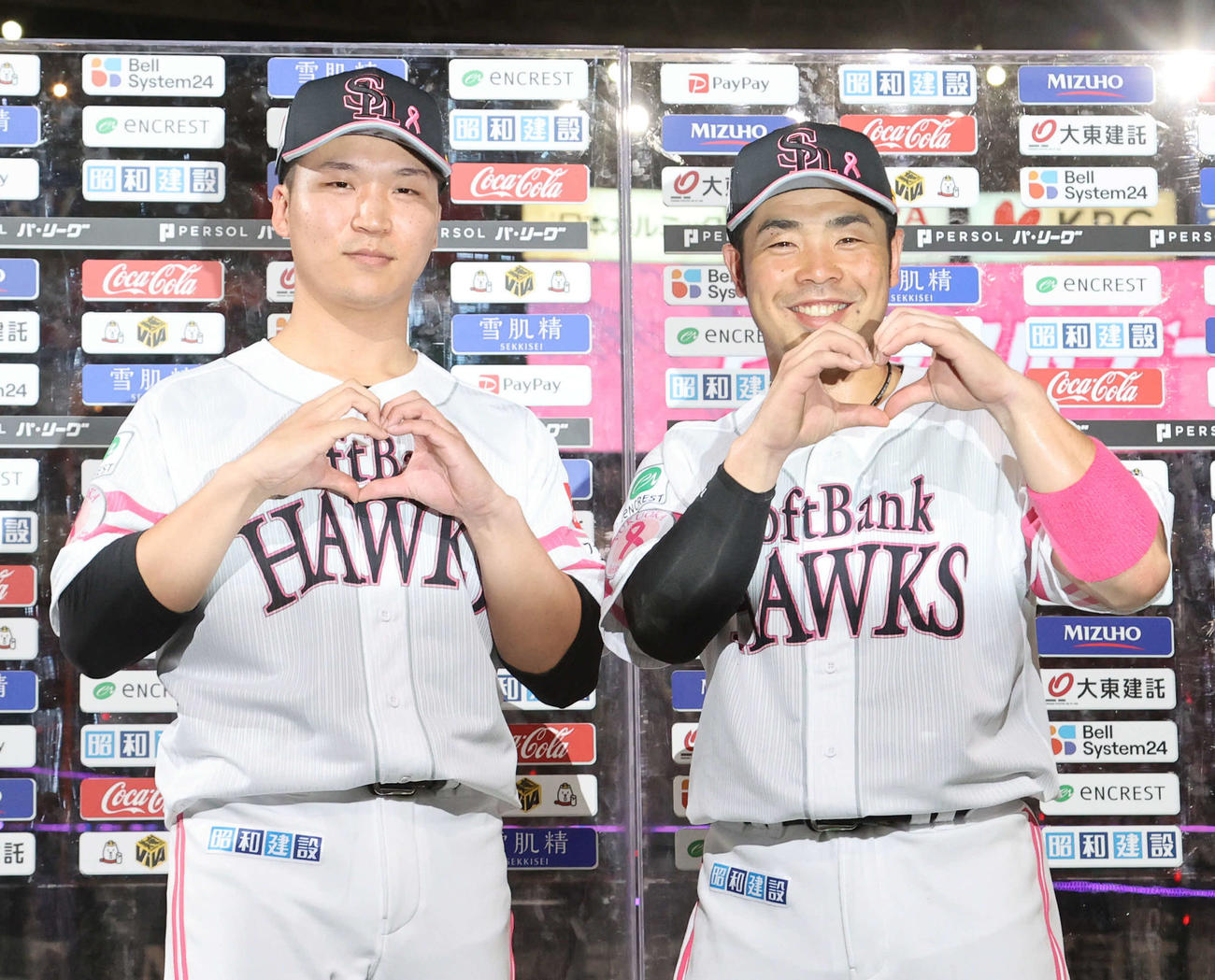 ソフトバンク対西武　ヒーローになった近藤（右）と長谷川はピンクフルデーにちなんでハートマークをつくり笑顔（撮影・鬼束羽瑠菜）