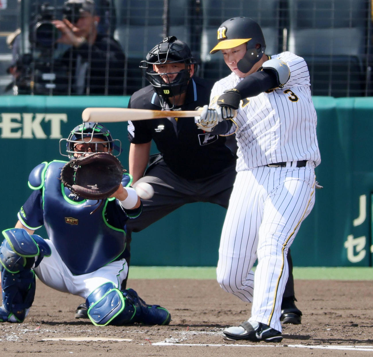 阪神対ヤクルト　4回裏阪神無死一、二塁、大山は左前先制適時打を放つ（撮影・加藤哉）