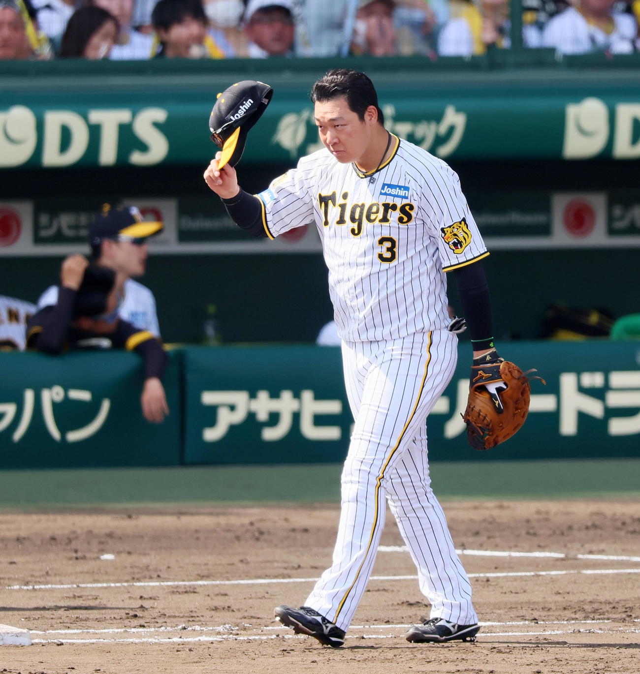 阪神対ヤクルト　4回裏に左適時打を放った大山は攻守交代で守備位置に就くとファンからの声援に帽子を取ってあいさつする（撮影・加藤哉）