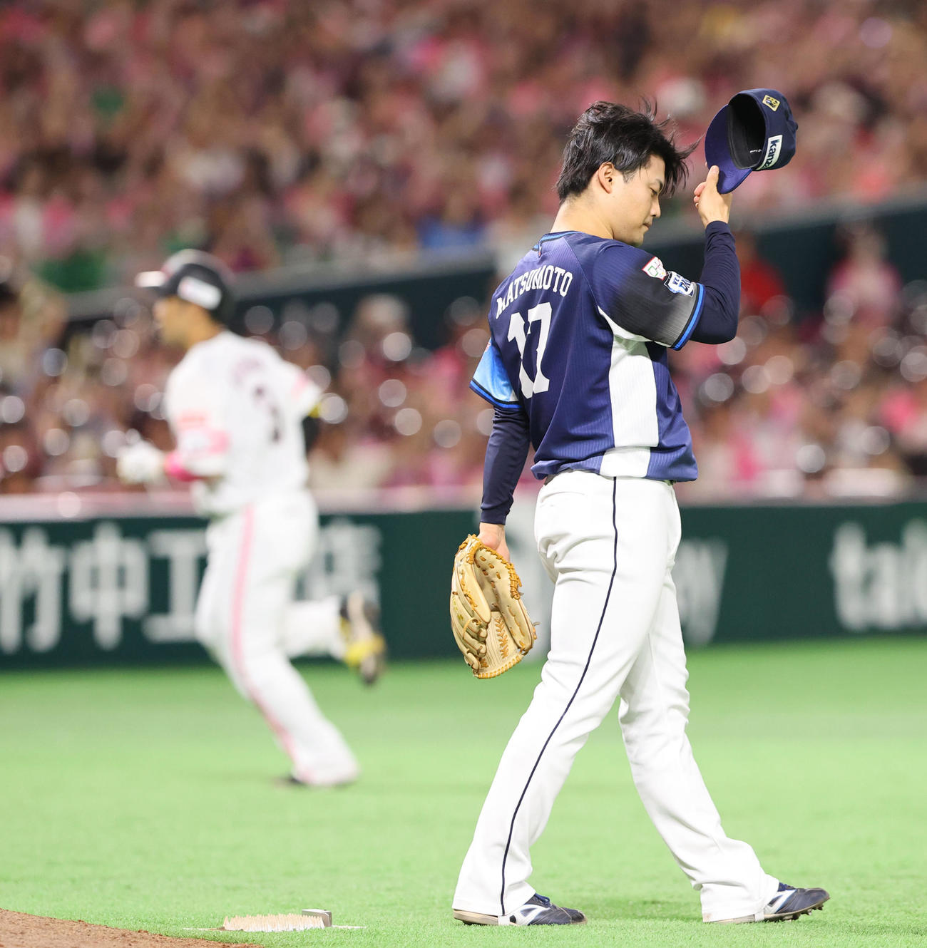 ソフトバンク対西武　8回裏ソフトバンク1死一塁、近藤に逆転右越え2点本塁打を浴びた松本（撮影・梅根麻紀）
