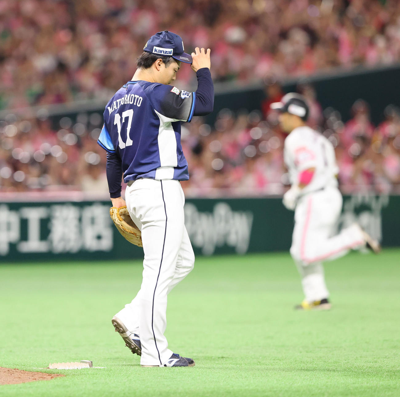 ソフトバンク対西武　8回裏ソフトバンク1死一塁、近藤に逆転右越え2点本塁打を浴びた松本（撮影・梅根麻紀）