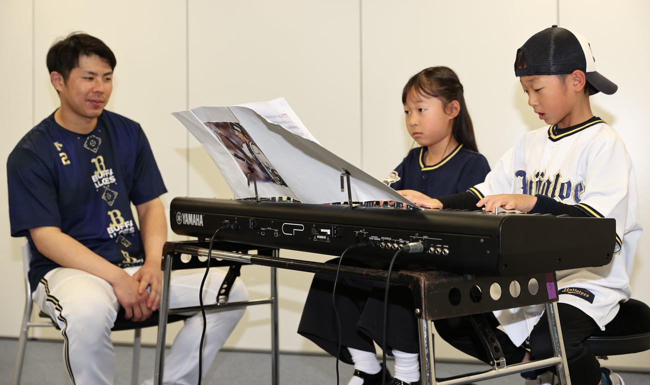 オリックスの「オリ夢企画！あなたの夢を叶えます」で。若月（左）の前で「パラダイス銀河」を連弾する（右から）原田瑛旬さん、夏瑛乃さんのきょうだい（撮影・西尾就之）