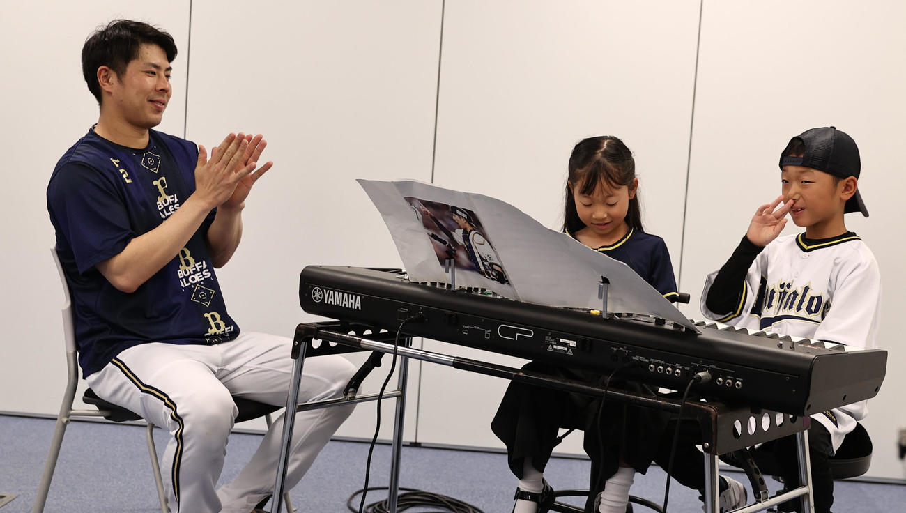 オリックスの「オリ夢企画！あなたの夢を叶えます」で。若月（左）の前で「パラダイス銀河」を連弾する（右から）原田瑛旬さん、夏瑛乃さんのきょうだいは拍手を受ける（撮影・西尾就之）