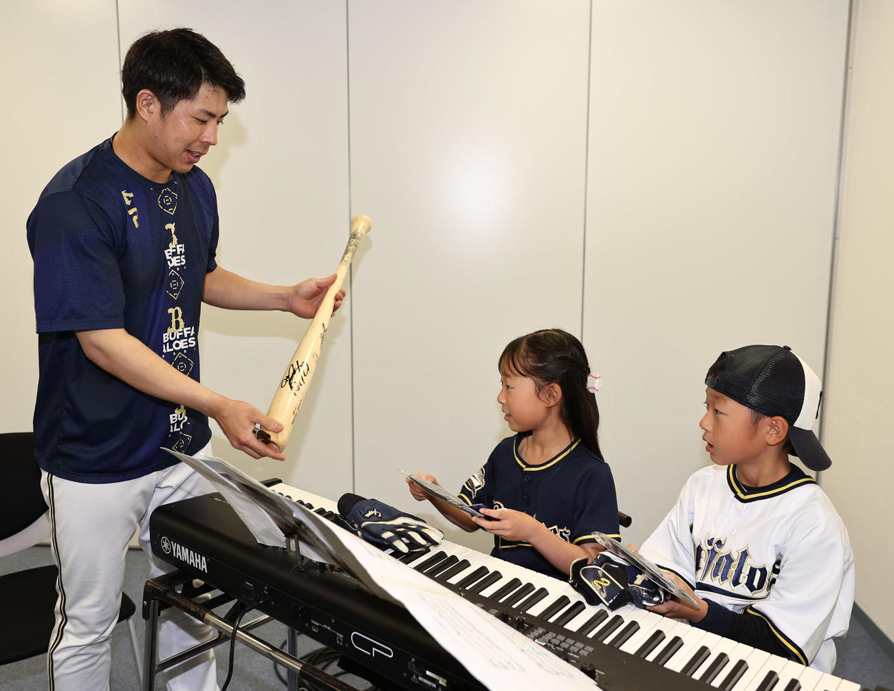 オリックスの「オリ夢企画！あなたの夢を叶えます」で。若月健矢（左）の前で「パラダイス銀河」を連弾した（右から）原田瑛旬さん、夏瑛乃さんのきょうだいはサイン入りバットをプレゼントされる（撮影・西尾就之）