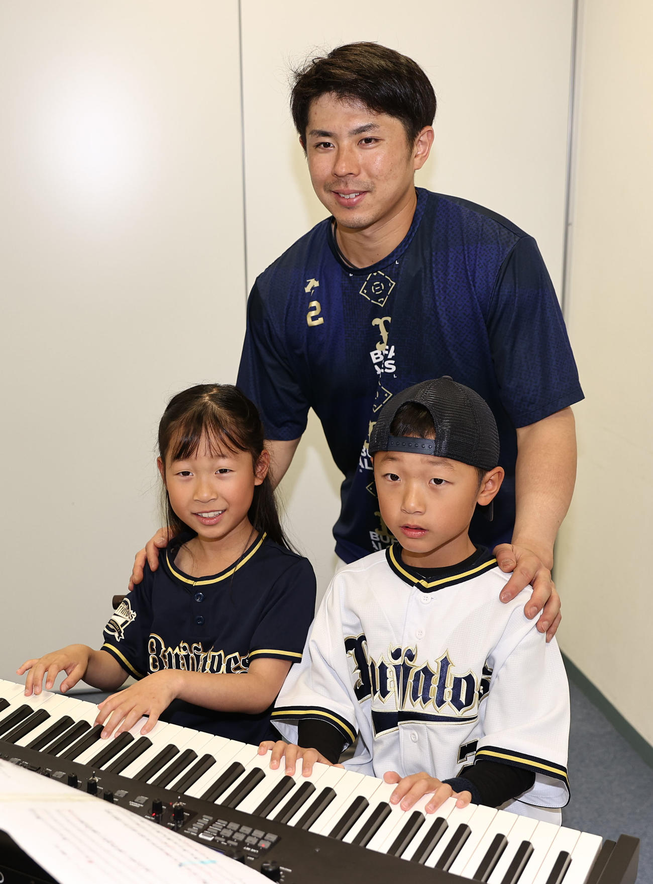 オリックスの「オリ夢企画！あなたの夢を叶えます」で。若月の前で「パラダイス銀河」を連弾した（右から）原田瑛旬さん、夏瑛乃さんのきょうだいは記念写真に納まる（撮影・西尾就之）