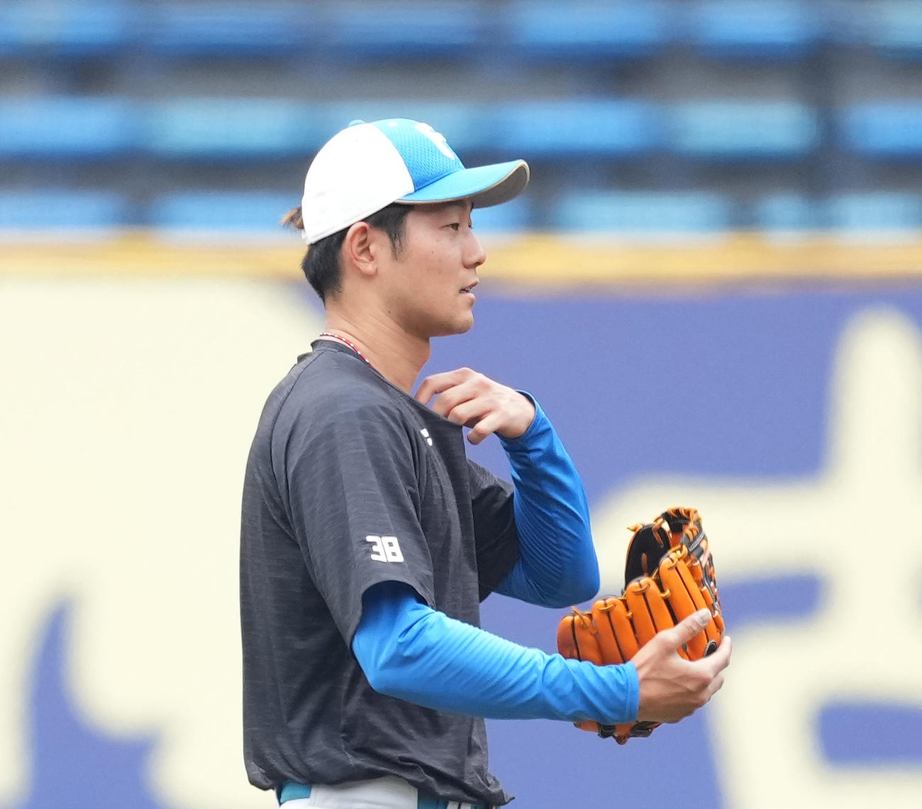 ロッテ対日本ハム　試合前、新庄監督からプレゼントされたネックレスをつける日本ハム石井（撮影・菅敏）