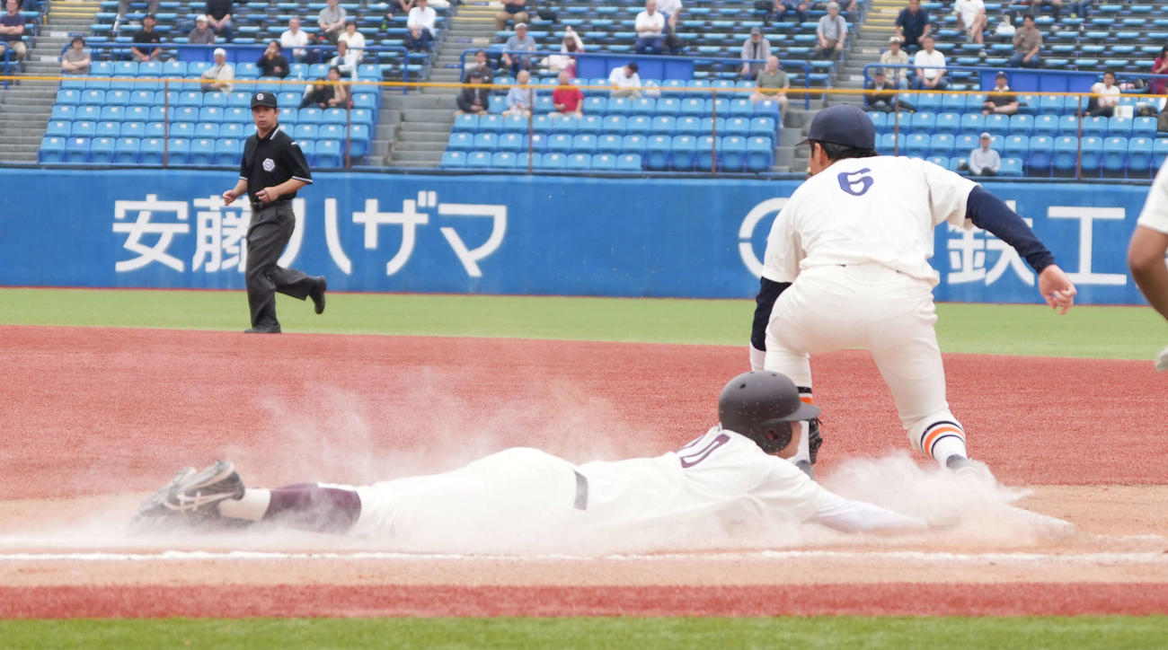 早大対法大　8回表早大2死三塁、印出は遊撃に適時内野安打を放つ（撮影・小沢裕）